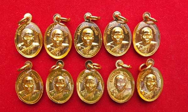 หลวงปู่ทวดวัดช้างให้ พิมพ์เม็ดแตงลงยาสีแดงเคลือบเรซิ่น ปี 55 รวม 10 องค์ พร้อมใบคาถา ซองวัด