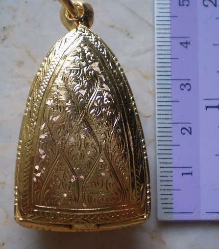 ตลับเงินแกะลาย  ปิดหลัง  ล้อมเพชร  ชุบทองแท้  ใส่ ลป ทวด หลังเตารีดใหญ่ เคาะเดียว 