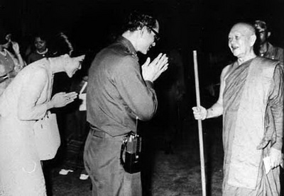 เหรียญหลวงปู่ฝั้น อาจาโร รุ่น 106  ปี 2519 เนื้อทองรมน้ำตาล หายาก สวยๆ (เคาะเดียว)