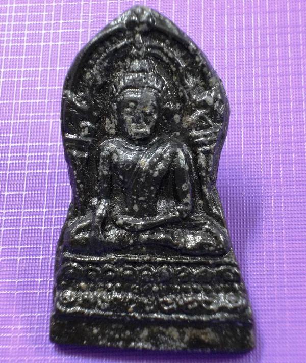 พระดีราคาเบา.....พระพุทธชินราช ใบเสมา รุ่นปิดทอง เนื้อเหล็กน้ำพี้ ปี 2547