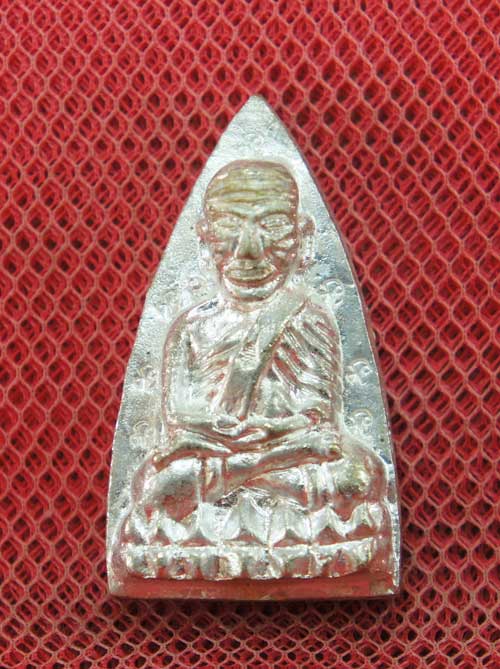 หลวงปู่ทวดหลังเตารีดหล่อโบราณวัดบวรนิเวศวิหาร เนื้อนวะโลหะแก่เงิน 12 โค๊ด หมายเลข 161 ปี 43
