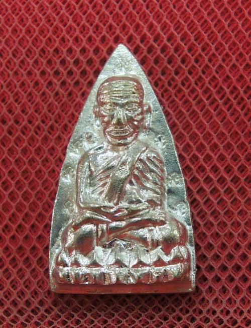 หลวงปู่ทวดหลังเตารีดหล่อโบราณวัดบวรนิเวศวิหาร เนื้อนวะโลหะแก่เงิน 12 โค๊ด หมายเลข 218 ปี 43