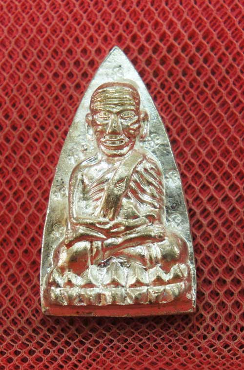 หลวงปู่ทวดหลังเตารีดหล่อโบราณวัดบวรนิเวศวิหาร เนื้อนวะโลหะแก่เงิน 12 โค๊ด หมายเลข 220 ปี 43