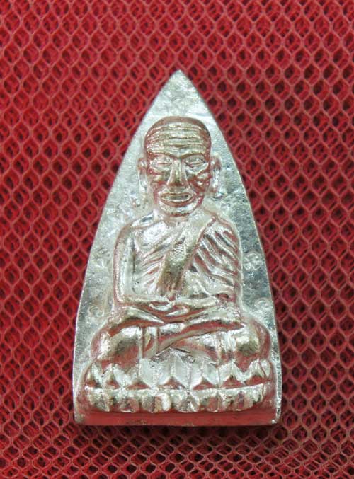 หลวงปู่ทวดหลังเตารีดหล่อโบราณวัดบวรนิเวศวิหาร เนื้อนวะโลหะแก่เงิน 12 โค๊ด หมายเลข 109 ปี 43 