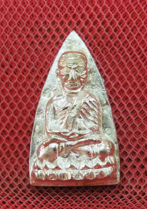 หลวงปู่ทวดหลังเตารีดหล่อโบราณวัดบวรนิเวศวิหาร เนื้อนวะโลหะแก่เงิน 12 โค๊ด หมายเลข 254 ปี 43