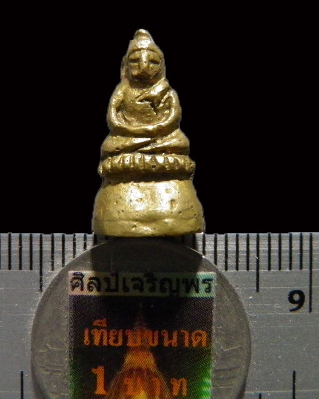 พระชัยวัฒน์พิมพ์ยอดธง เนื้้อทองประสม เก่าๆ มีตอกโค๊ตใต้ฐาน ไม่ทราบที่ เก่าเดิม