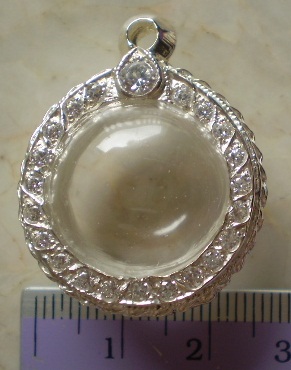 ตลับเงินขัดเงา ล้อมเพชร  ใส่ลูกอม  ขนาดไม่เกิน 2.0 ซม  เคาะเดียว 