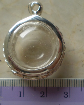 ตลับเงินขัดเงา ล้อมเพชร  ใส่ลูกอม  ขนาดไม่เกิน 2.0 ซม  เคาะเดียว 