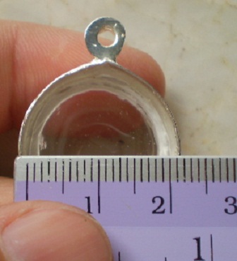 ตลับเงินขัดเงา ล้อมเพชร  ใส่ลูกอม  ขนาดไม่เกิน 2.0 ซม  เคาะเดียว 