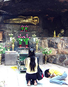 เหรียญ พระพุทธไสยาสน์ (อายุ 2,000 ปี) ภูค่าว กาฬสินธุ์ เนื้อนวะโลหะ  ปี 37 สวยแชมป์  (เคาะเดียว)