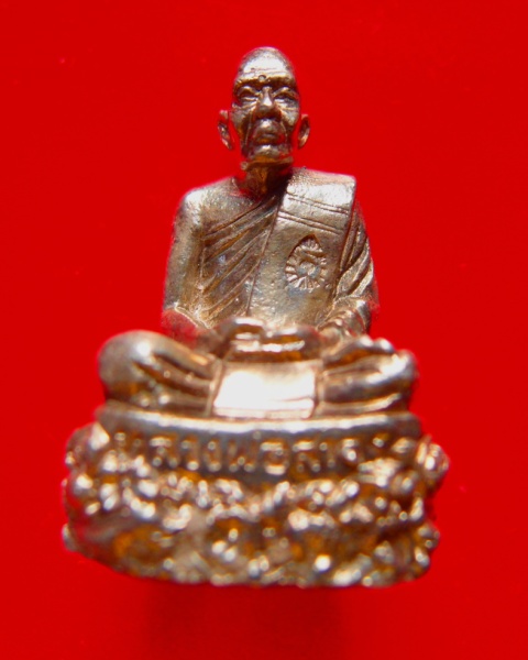 รูปเหมือนหลวงพ่อสาครรุ่นฉลองกฐิน๕๑วัดหนองกรับเนื้อเงินก้นอุดผงหมายเลข๕๕๗