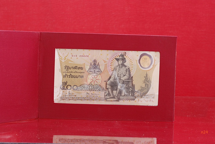 ธนบัตรที่ระลึก ร 9 ฉลองสิริราชสมบัติครบ 50 ปี แบงค์ 500 บาท ปกผ้าไหม จัดให้ต่ำกว่าราคาจองไปเลย .../2
