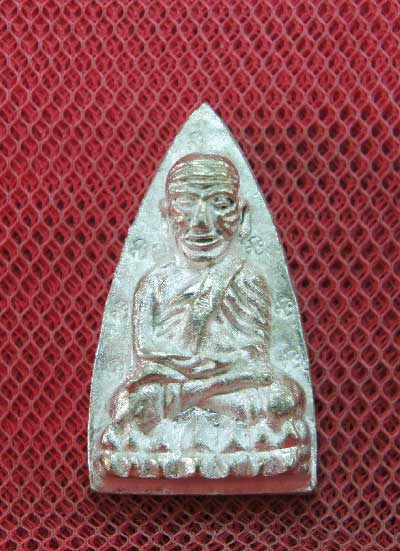 หลวงปู่ทวดหลังเตารีดหล่อโบราณวัดบวรนิเวศวิหาร เนื้อนวะโลหะแก่เงิน 12 โค๊ด หมายเลข 179 ปี 43