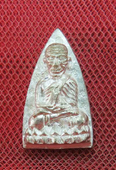 หลวงปู่ทวดหลังเตารีดหล่อโบราณวัดบวรนิเวศวิหาร เนื้อนวะโลหะแก่เงิน 12 โค๊ด หมายเลข 223 ปี 43