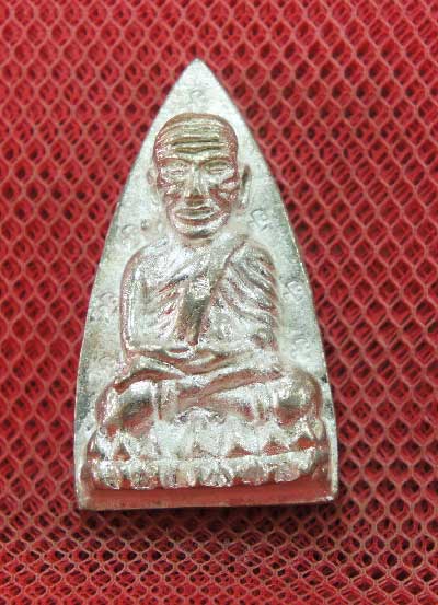 หลวงปู่ทวดหลังเตารีดหล่อโบราณวัดบวรนิเวศวิหาร เนื้อนวะโลหะแก่เงิน 12 โค๊ด หมายเลข 237 ปี 43