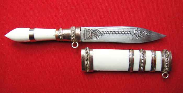 (((ราคาวัดใจเคาะเดียว ๑๐ บาท))) ***มีดหมอสาริกา ฝักและด้ามกระดูกช้าง ใบมีดยาว ๑ นิ้วฝักและด้ามยาวรวม