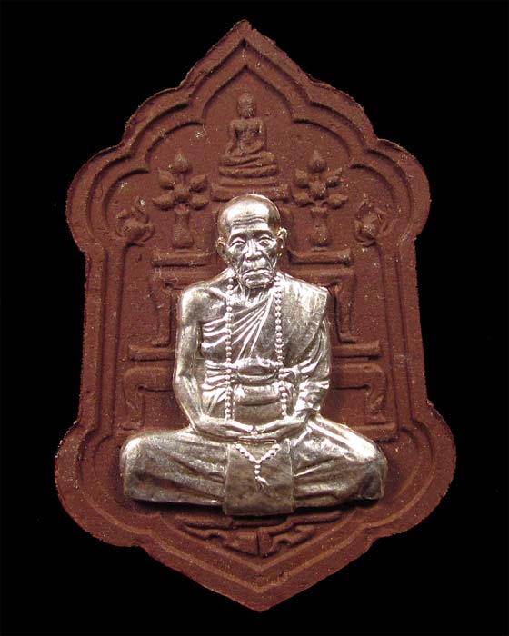 หลวงปู่คำบุ หน้ากากเงิน (กรรมการ) รุ่นมหาลาภหนุนดวง ๘๘ เนื้อผงผสมชานหมาก ฝังตะกรุดเงิน+เกศา