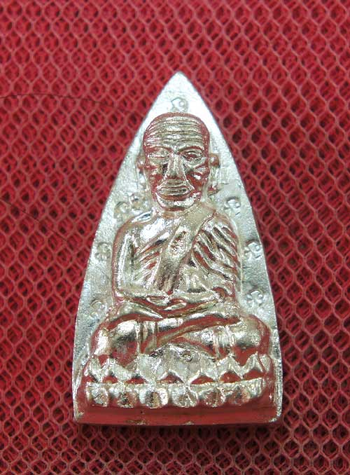 หลวงปู่ทวดหลังเตารีดหล่อโบราณวัดบวรนิเวศวิหาร เนื้อนวะโลหะแก่เงิน 12 โค๊ด หมายเลข 216 ปี 43