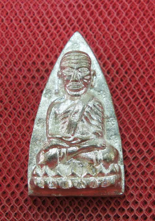 หลวงปู่ทวดหลังเตารีดหล่อโบราณวัดบวรนิเวศวิหาร เนื้อนวะโลหะแก่เงิน 12 โค๊ด หมายเลข 282 ปี 43