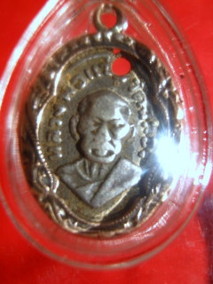 หลวงพ่อแช่มวัดฉลอง เม็ดแตง เหรียญเงินเลี่ยมนาค