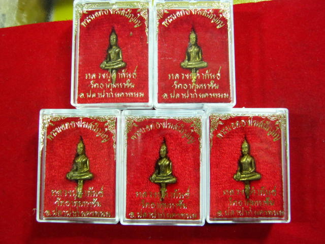 5 องค์ ปีใหม่ 2014...รุ่นแรก พร ะยอดธ งโฆษปัญโญ ลป.คำพันธ์ พิมพ ์เล็ ก เนื้อฝาบาตร ปี39 กล่อง