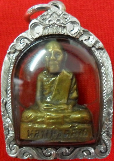 รูปเหมือนปั๊มเล็ก พ่อท่านคล้าย วาจาสิทธิ์ ปี05วัดพระธาตุน้อย(เลี่ยมเงินยกซุ้ม)