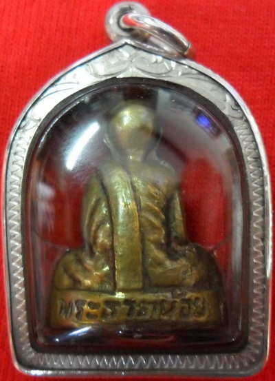 รูปเหมือนปั๊มเล็ก พ่อท่านคล้าย วาจาสิทธิ์ ปี05วัดพระธาตุน้อย(เลี่ยมเงินยกซุ้ม)