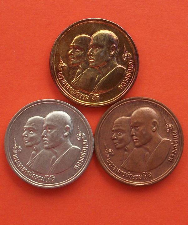 ชุดเหรียญ ไตรลักษณ์เฉลิมพระเกียรติ ร.๙ หลวงพ่อแพ-พระอาจารย์ธรรมโชติ  ปี 2530 เคาะเดียวกล่องเดิม
