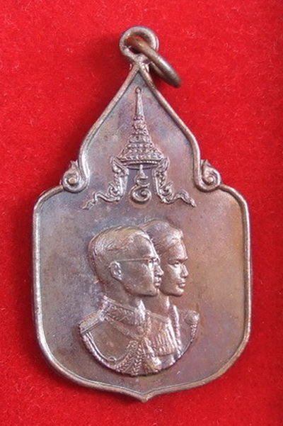 เหรียญในหลวง ราชินี สมโภชช้างเผือก 3 เชือก จ.เพชรบุรี ปี 2521(2)