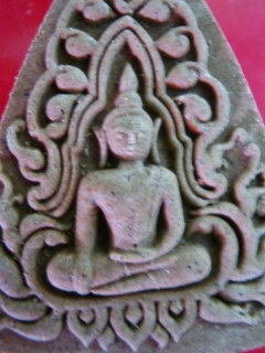 ขุนแผนเนื้อว่านมหาเสน่ห์ผสมผงรกแมว หลวงปู่คำบุ รุ่นเมตตามหาระรวย พิมพ์เล็ก(ว่านสาวหลง)