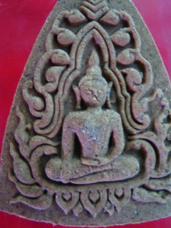 ขุนแผนเนื้อว่านมหาเสน่ห์ผสมผงรกแมว หลวงปู่คำบุ รุ่นเมตตามหาระรวย พิมพ์เล็ก(ว่านไม้แหย่แย้)(2)