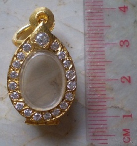 ตลับเงินแะลาย  ล้อมเพชร  ชุบทองแท้  ใส่เหรียญเม็ดแตง ลป  ทวด  เคาะเดียว 