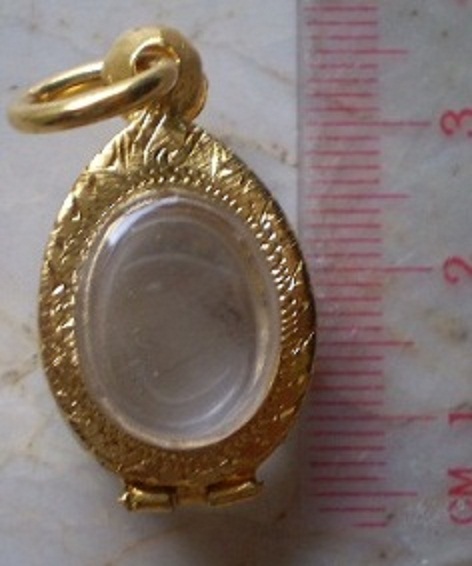 ตลับเงินแะลาย  ล้อมเพชร  ชุบทองแท้  ใส่เหรียญเม็ดแตง ลป  ทวด  เคาะเดียว 