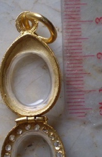 ตลับเงินแะลาย  ล้อมเพชร  ชุบทองแท้  ใส่เหรียญเม็ดแตง ลป  ทวด  เคาะเดียว 