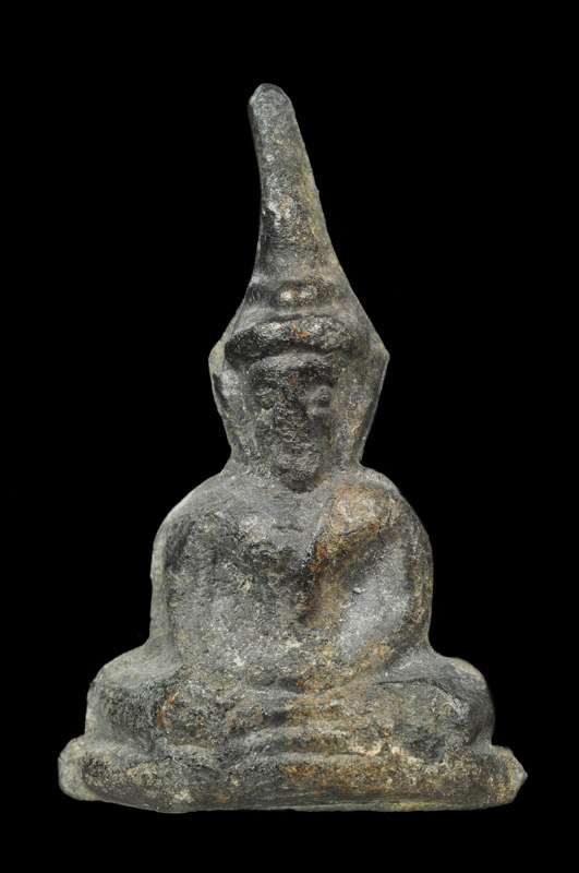 องค์ที่ ๓  พระท่ากระดาน หลวงพ่อนารถ วัดศรีโลหะราษฏร์บำรุง พิมพ์เล็ก เนื้อชินตะกั่วเก่าสนิมแดง ปี๒๕๒๐