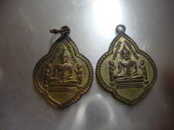หลวงพ่อโตวัดพนัญเชิงปี หลังวงเดือน กระไหล่ทอง 2 องค์เบาๆครับ