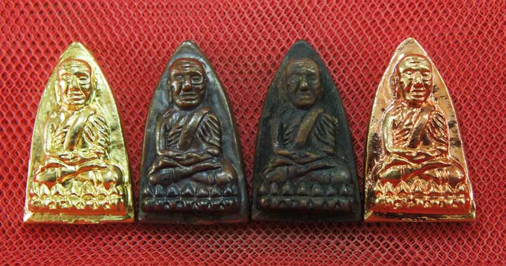 หลวงปู่ทวด พิมพ์เตารีดใหญ่ 4 องค์ เนื้อเปียกทอง เนื้อนวะ เนื้อผิวไฟ เนื้อสตางค์เเดง วัดในหาน อ.นอง อ