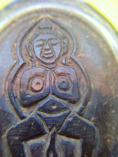 นางพิมกะลาแกะหลวงพ่ออั๊บ วัดท้องไทร จารมือ