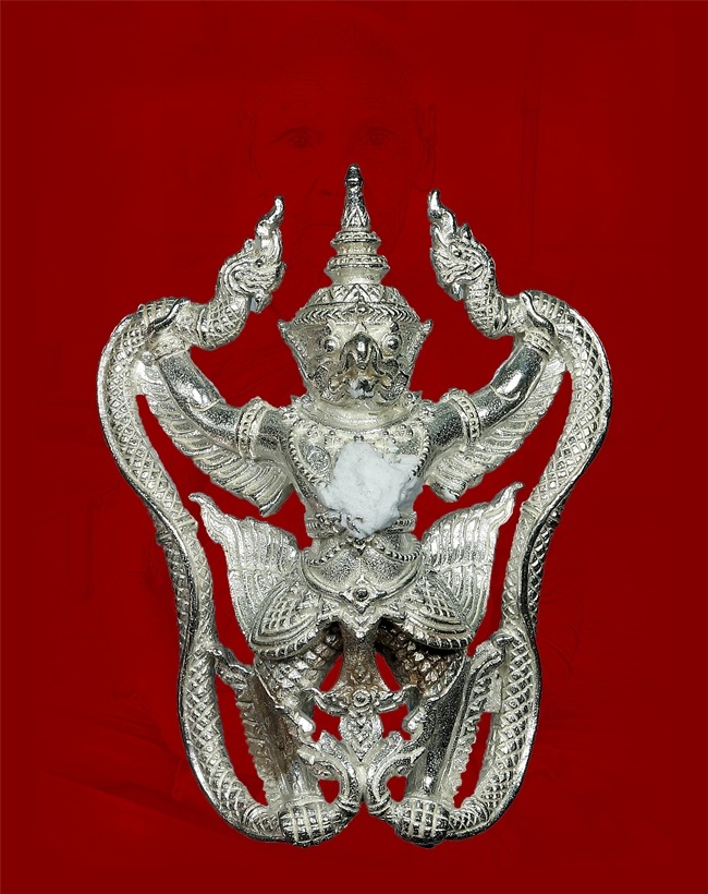 พญาครุฑ รุ่นแรก หลวงปู่เช้า อตตฺจิตโต เนื้อเงิน สร้าง  227 องค์