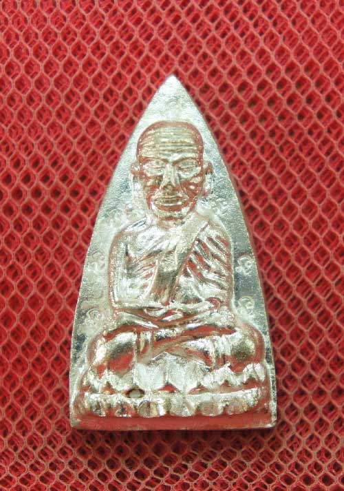 หลวงปู่ทวดหลังเตารีดหล่อโบราณวัดบวรนิเวศวิหาร เนื้อนวะโลหะแก่เงิน 12 โค๊ด หมายเลข 104 ปี 43