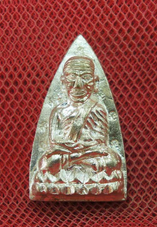 หลวงปู่ทวดหลังเตารีดหล่อโบราณวัดบวรนิเวศวิหาร เนื้อนวะโลหะแก่เงิน 12 โค๊ด หมายเลข 196 ปี 43