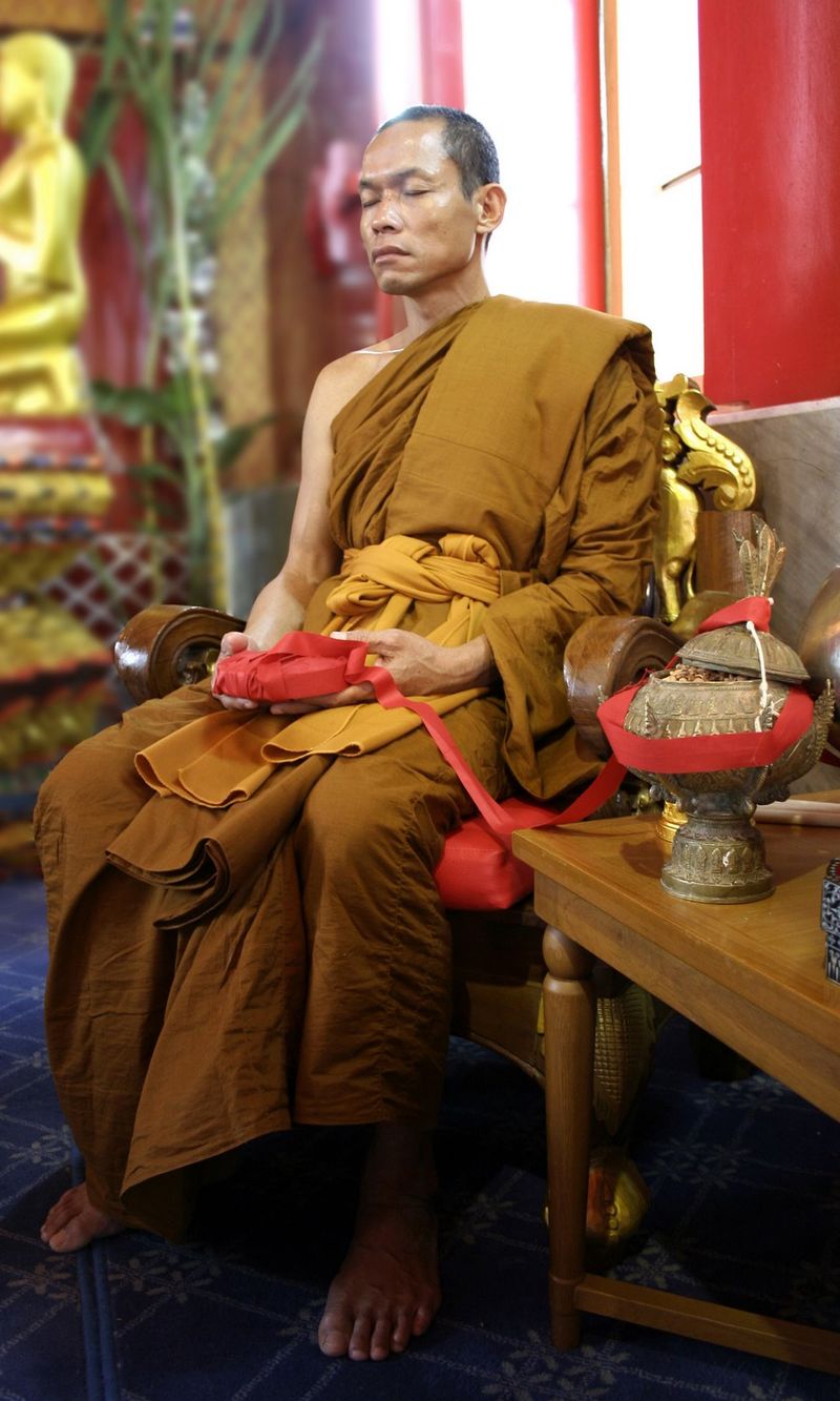 หลวงปู่พุทธะอิสระ วัดอ้อน้อย จ.นครปฐม พิมพ์สังกัจจายวัดเงิน กรรมการ