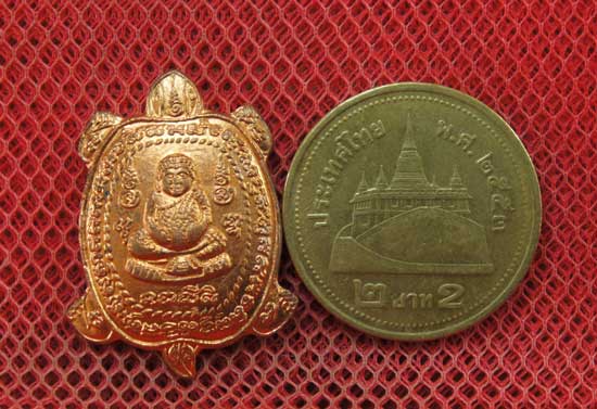 เต่าหลวงพ่อหลิว วัดไทรทองพัฒนา รุ่น เฮงกับเฮง ปี 38 งานปิดทองลูกนิมิต เนื้อทองเเดง พร้อมกล่อง