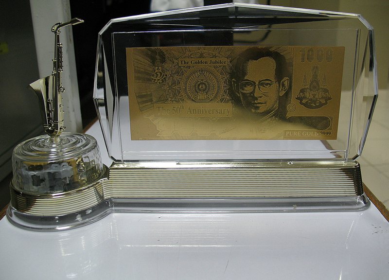 ธนบัตรทองคำ นำโชคครองราชย์ครบ 50 ปี2539 พร้อมที่ตั้งโชว์