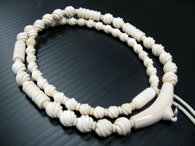 สร้อยงาช้างเม็ดตะกร้อเกลียวไล่ระดับใหญ 10 มิล กับ8 มิล หัวมูมเมอแรงใหญ่ ยาว 4.1 ซ.ม หนา 11 มิล ใหญ่แ