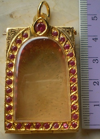 ตลับเงินแกะลาย  ล้อมพลอยแดง  ชุบทองแท้ ใส่พระสมเด็จ  เคาะเดียว 