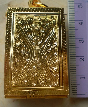 ตลับเงินแกะลาย  ล้อมพลอยแดง  ชุบทองแท้ ใส่พระสมเด็จ  เคาะเดียว 