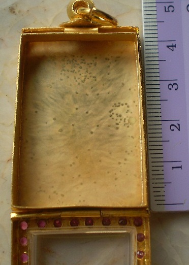 ตลับเงินแกะลาย  ล้อมพลอยแดง  ชุบทองแท้ ใส่พระสมเด็จ  เคาะเดียว 