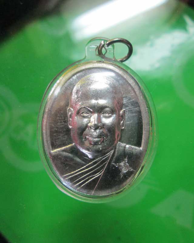 เหรียญหลวงพ่อจำเนียร วัดถ้ำเสือ จ.กระบี่ รุ่นรวยเงินทอง เนื้อเงินยวง เลี่ยมพร้อม 