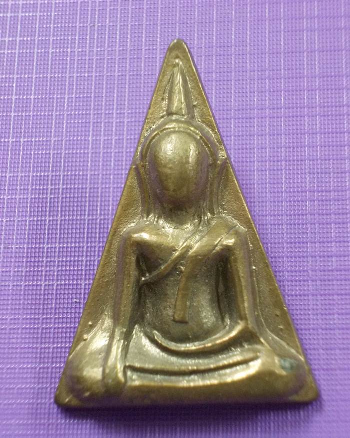 พระดีราคาเบา....พระนางพญา พิมพ์เข่าโค้ง วัดนางพญา เนื้อนวะโลหะ ปี 38 [1]